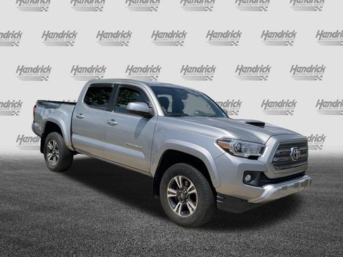 Used 2017 Toyota Tacoma TRD Sport w/ Tow Package RWD image 2