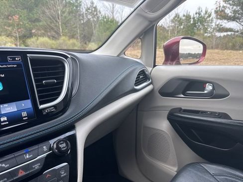 Used 2021 Chrysler Pacifica Touring-L image 23