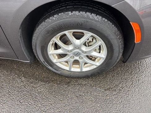 Used 2023 Chrysler Pacifica Touring-L image 42