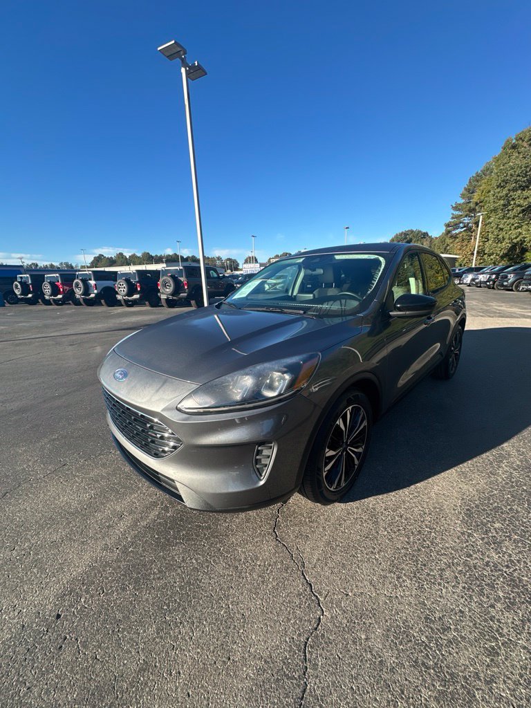 Used 2022 Ford Escape SE w/ SE Sport Appearance Package FWD image 2