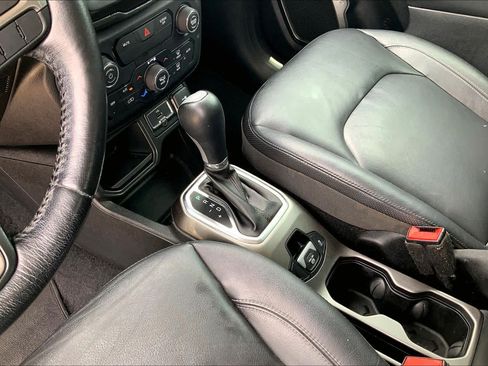 Used 2018 Jeep Renegade Limited FWD image 17