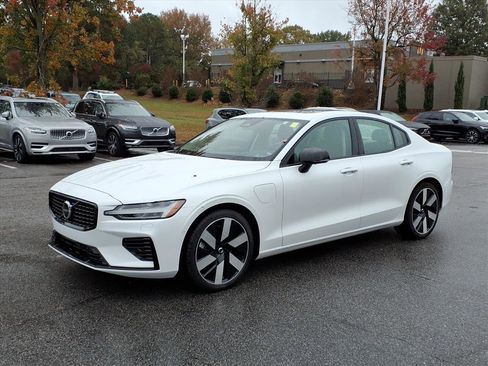 Certified 2025 Volvo S60 T8 Ultra w/ Climate Package image 9