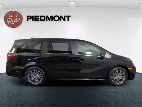 New 2026 Honda Odyssey Touring image 3