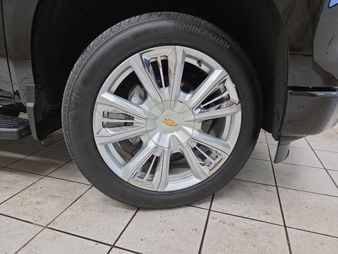 Used 2025 Chevrolet Silverado 1500 High Country w/ Technology Package AWD/4WD image 8