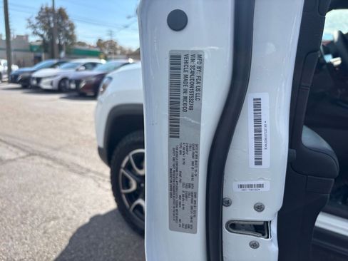 Used 2025 Jeep Compass Trailhawk image 28