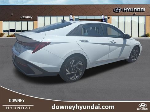 Certified 2025 Hyundai Elantra SEL FWD image 5