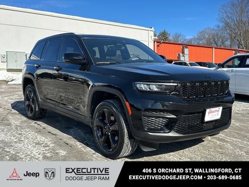 Used 2023 Jeep Grand Cherokee Altitude AWD/4WD image 5