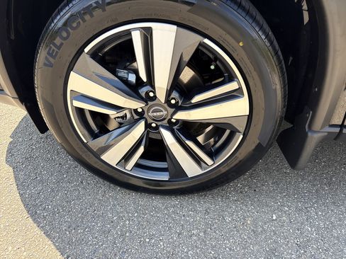 Used 2025 Nissan Rogue SL w/ SL Premium Package image 11