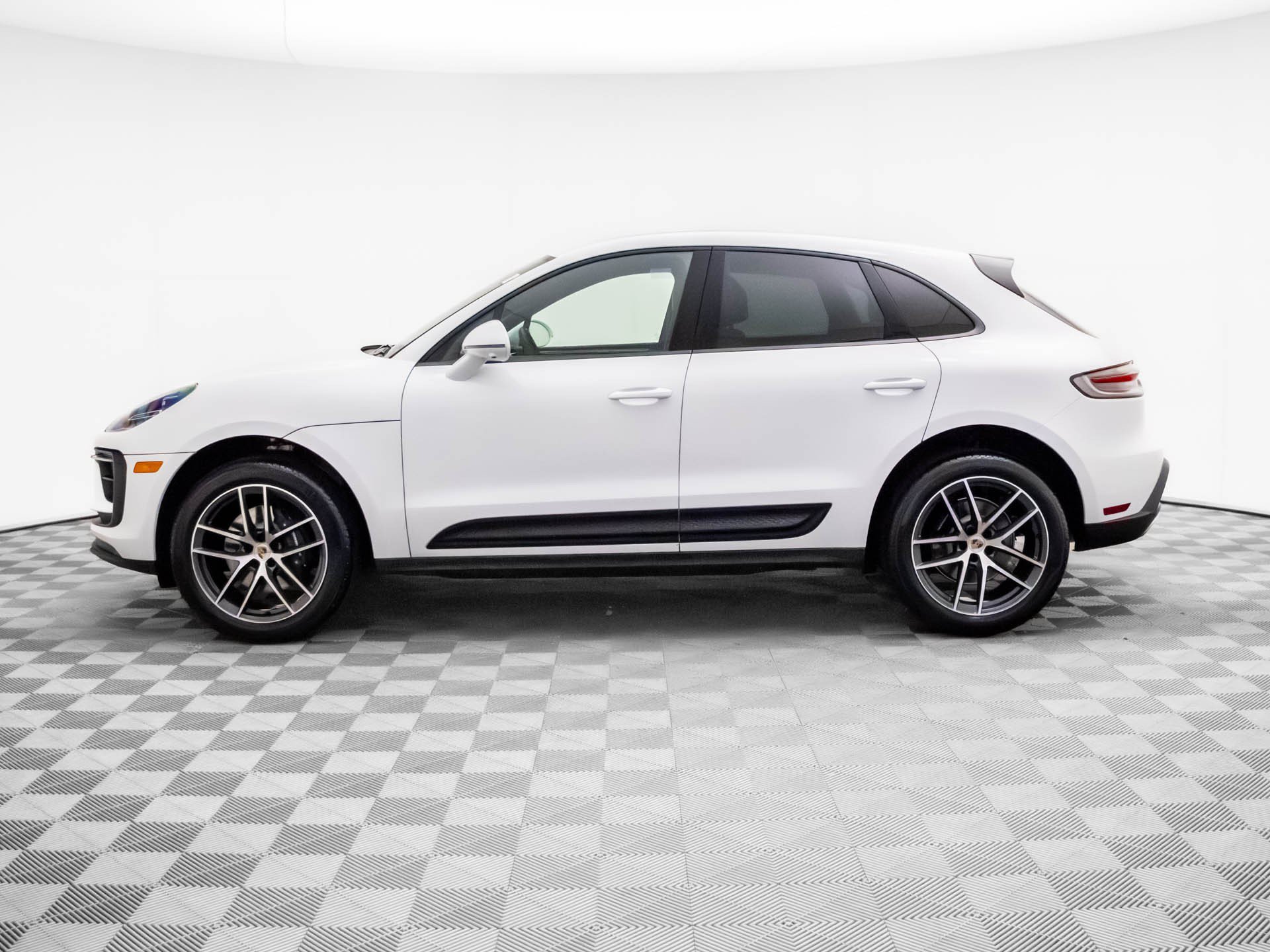 Certified 2026 Porsche Macan AWD/4WD image 2