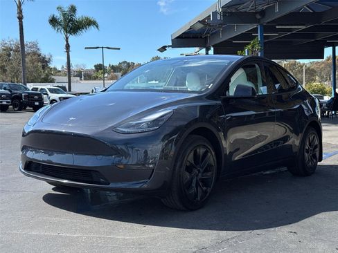 Used 2025 Tesla Model Y Long Range image 4