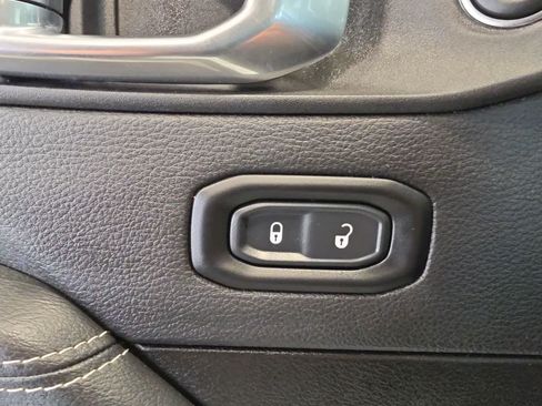 Used 2023 Jeep Wrangler Unlimited Sahara AWD/4WD image 16