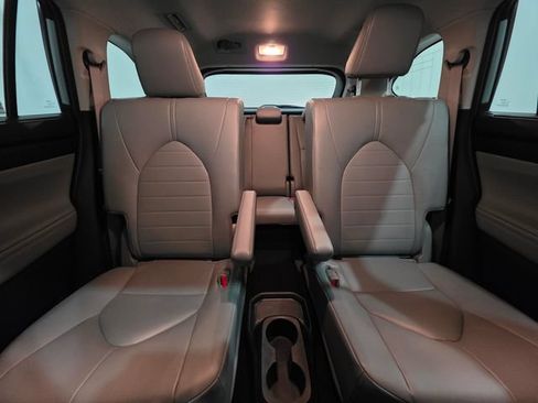 Used 2023 Toyota Highlander XLE AWD/4WD image 15