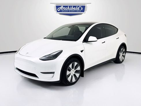 Used 2024 Tesla Model Y Long Range AWD/4WD image 3