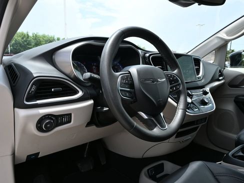 Used 2024 Chrysler Pacifica Touring-L FWD image 18