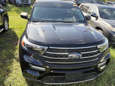Used 2023 Ford Explorer XLT w/ Equipment Group 202A RWD image 2