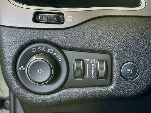 Used 2019 Jeep Cherokee Limited AWD/4WD image 17