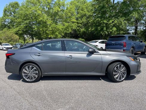Used 2025 Nissan Altima 2.5 SL AWD/4WD image 2