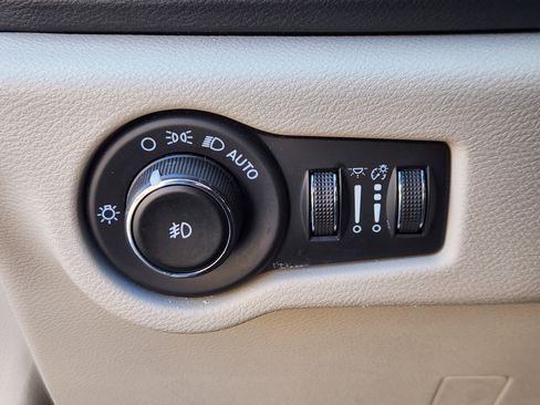 Used 2023 Chrysler Pacifica Touring-L image 24