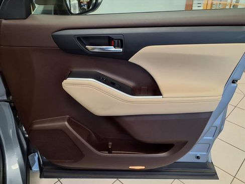 Used 2022 Toyota Highlander XLE image 12