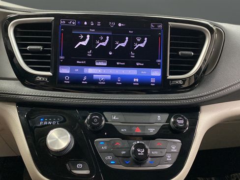 Used 2022 Chrysler Pacifica Touring-L FWD image 17