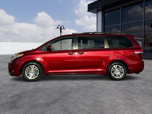 Used 2013 Toyota Sienna XLE image 2