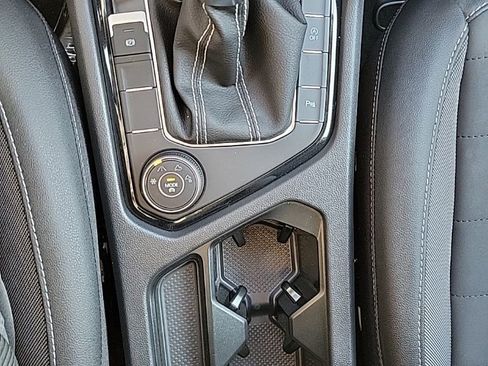 New 2026 Volkswagen Taos SE image 9