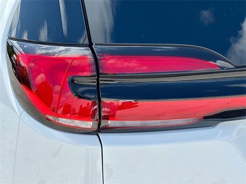 Used 2024 Chrysler Pacifica Pinnacle image 8