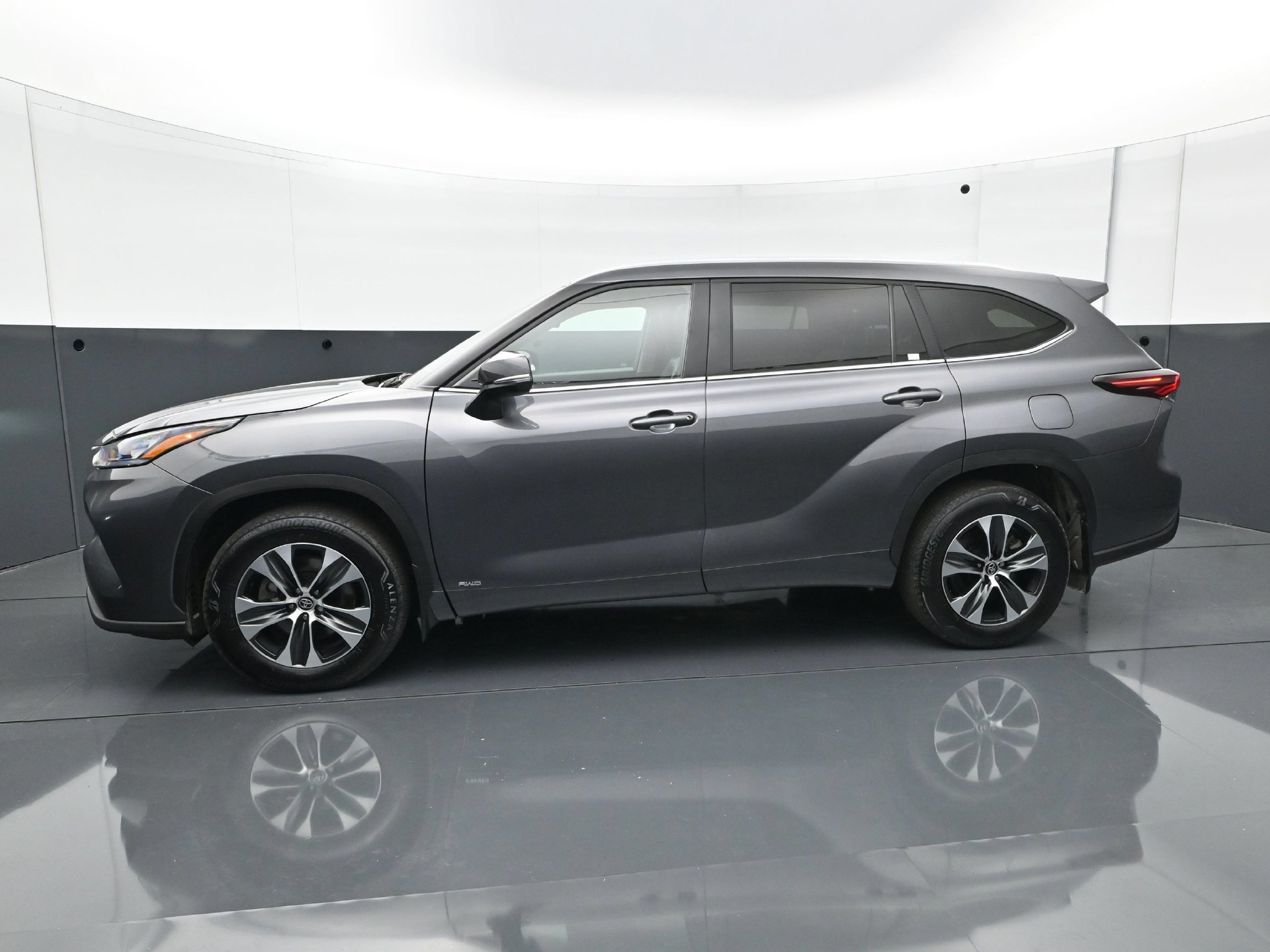 Used 2025 Toyota Highlander XLE AWD/4WD image 3