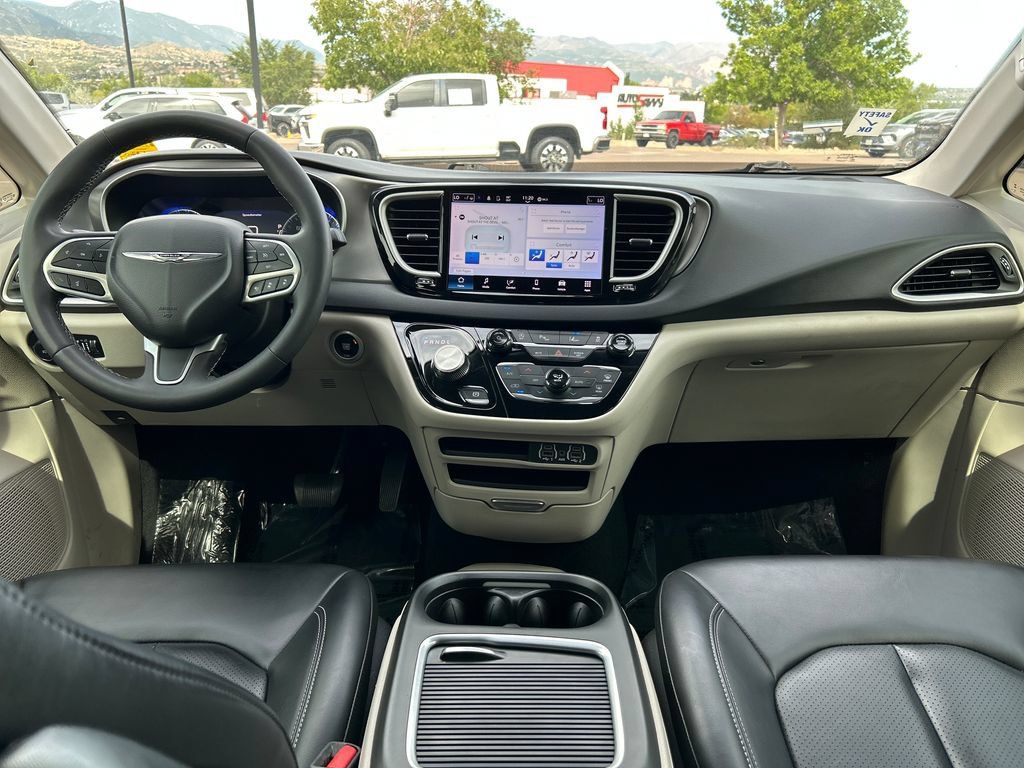 Used 2024 Chrysler Pacifica Touring-L FWD image 7