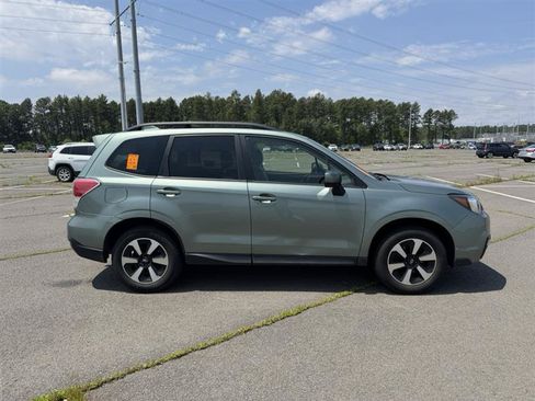 Used 2017 Subaru Forester 2.5i Premium AWD/4WD image 2