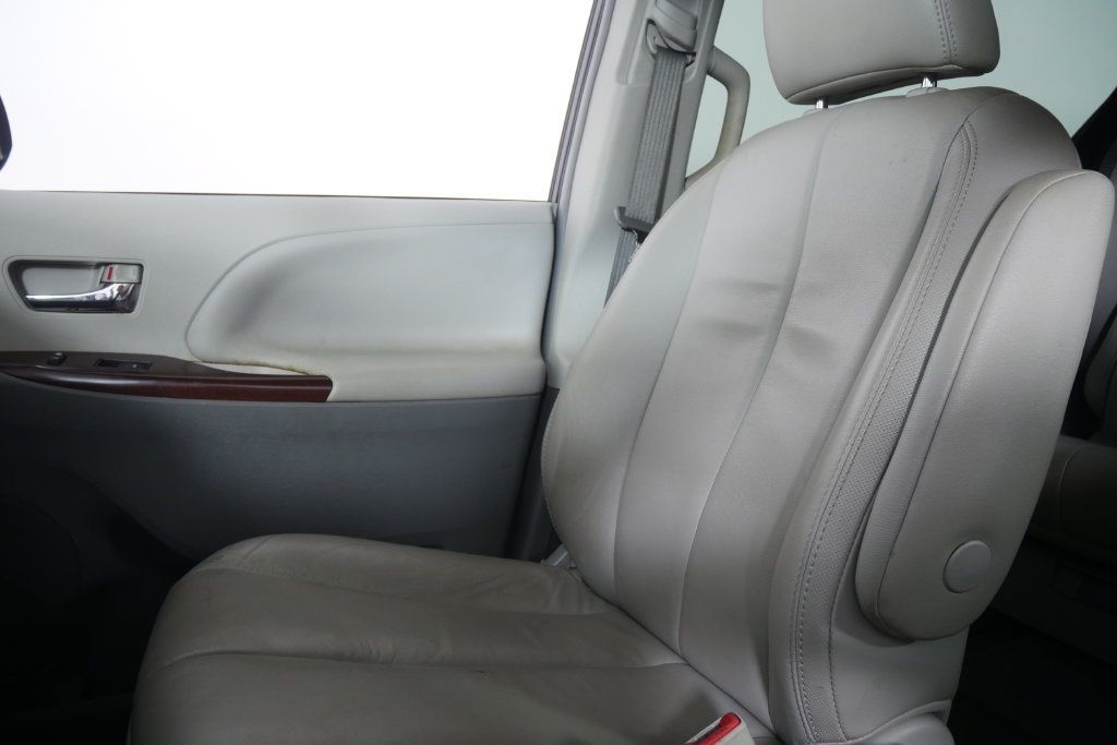 Used 2013 Toyota Sienna XLE FWD image 23