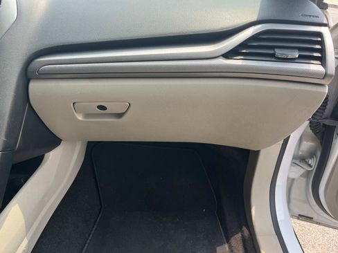 Used 2019 Ford Fusion SE FWD image 25