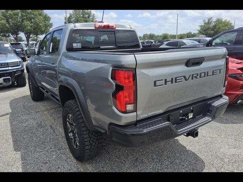 Used 2025 Chevrolet Colorado ZR2 w/ Technology Package AWD/4WD image 8