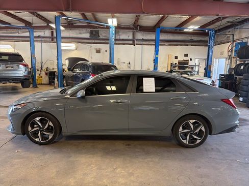 Used 2022 Hyundai Elantra SEL w/ Convenience + Premium Package image 2