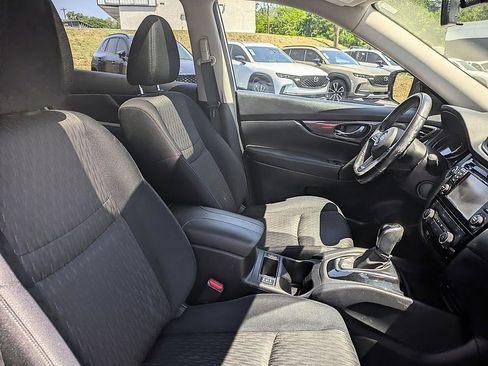 Used 2017 Nissan Rogue SV w/ SV Premium Package image 28