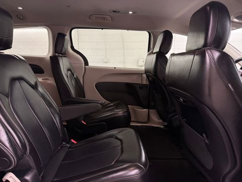 Used 2023 Chrysler Pacifica Touring-L FWD image 30