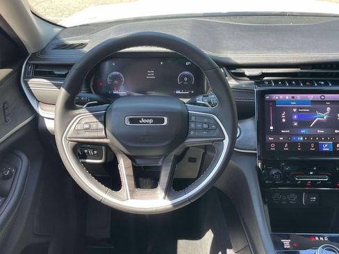 Used 2023 Jeep Grand Cherokee L Limited AWD/4WD image 17