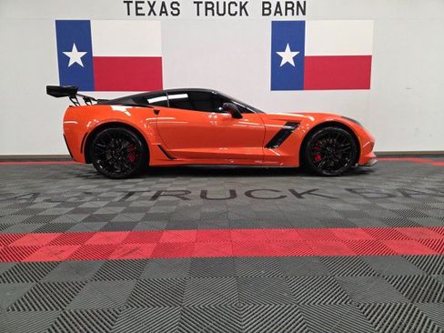 Used 2019 Chevrolet Corvette Z06 RWD image 12