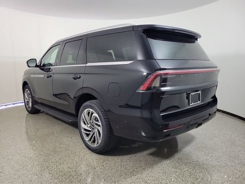 New 2027 Lincoln Navigator Premiere RWD image 3