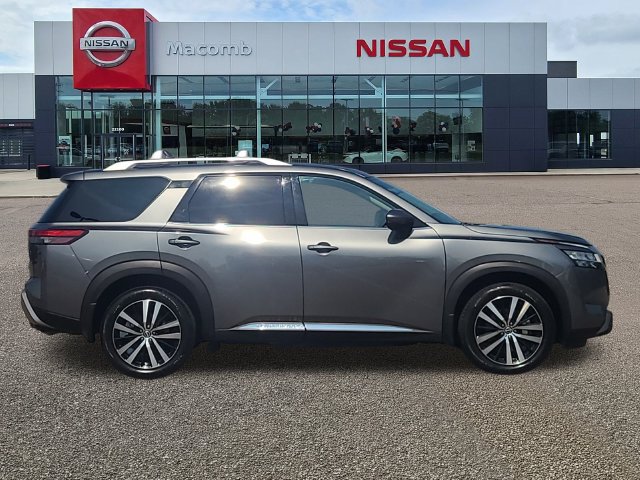 Used 2024 Nissan Pathfinder Platinum w/ Lighting Package (N92) AWD/4WD image 8