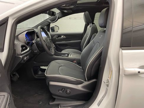 New 2027 Chrysler Pacifica Limited w/ S Appearance Package FWD image 16