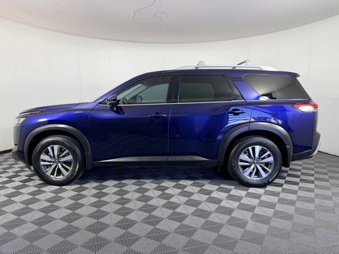 Used 2024 Nissan Pathfinder SL w/ Black Appearance Package FWD image 11