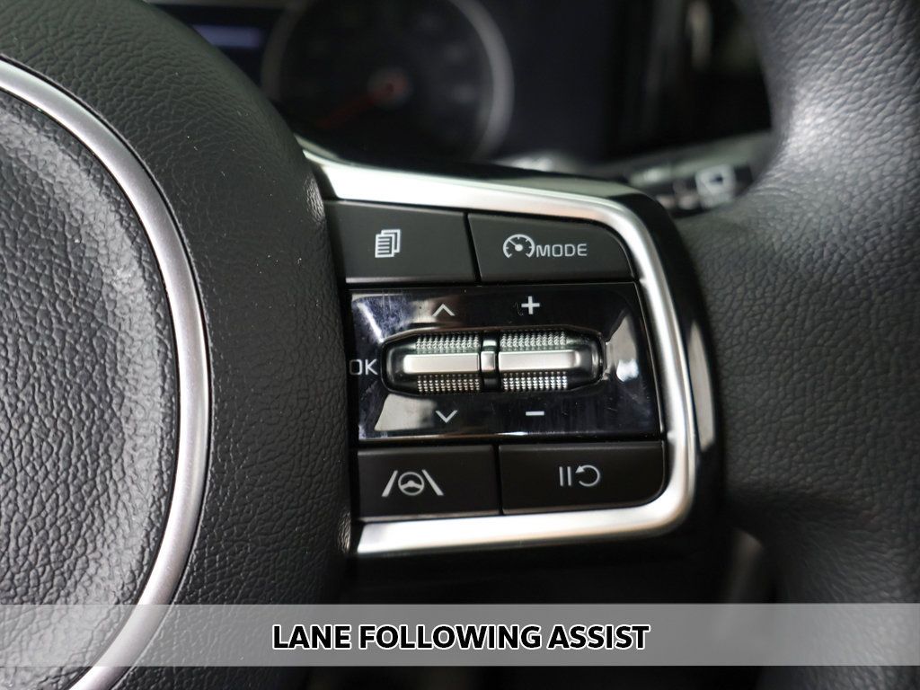 Used 2023 Kia Sorento LX FWD image 3
