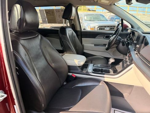 Certified 2023 Kia Carnival LX FWD image 25