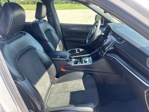Used 2023 Jeep Grand Cherokee Altitude AWD/4WD image 18