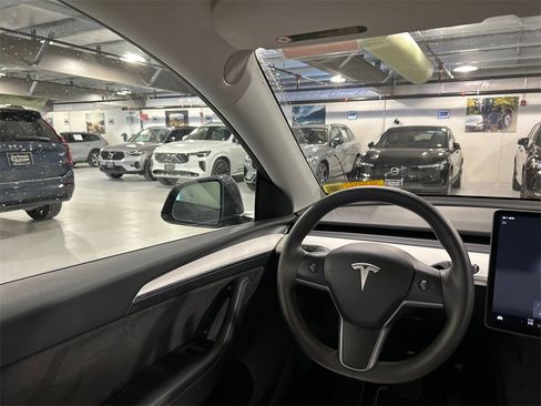 Used 2023 Tesla Model Y Long Range image 22