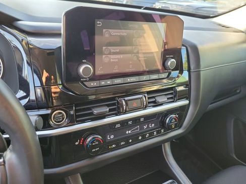 Used 2022 Nissan Pathfinder SV w/ SV Black Package image 8