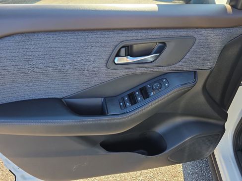 Used 2023 Nissan Rogue SV image 19