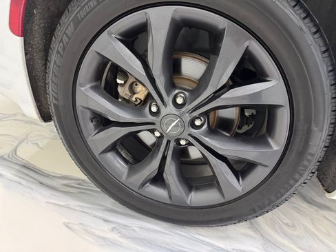 Used 2020 Chrysler Pacifica Touring w/ S Appearance Package FWD image 11