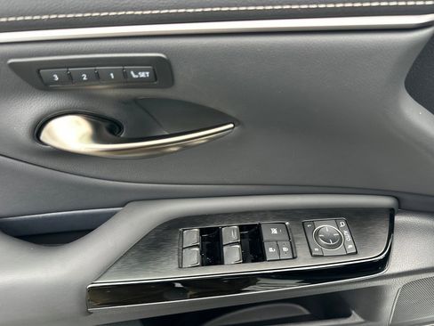 Certified 2025 Lexus ES 300h w/ Premium Package image 8